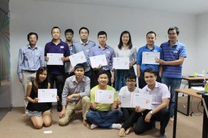 Học viên nhận chứng chỉ sau khoá học