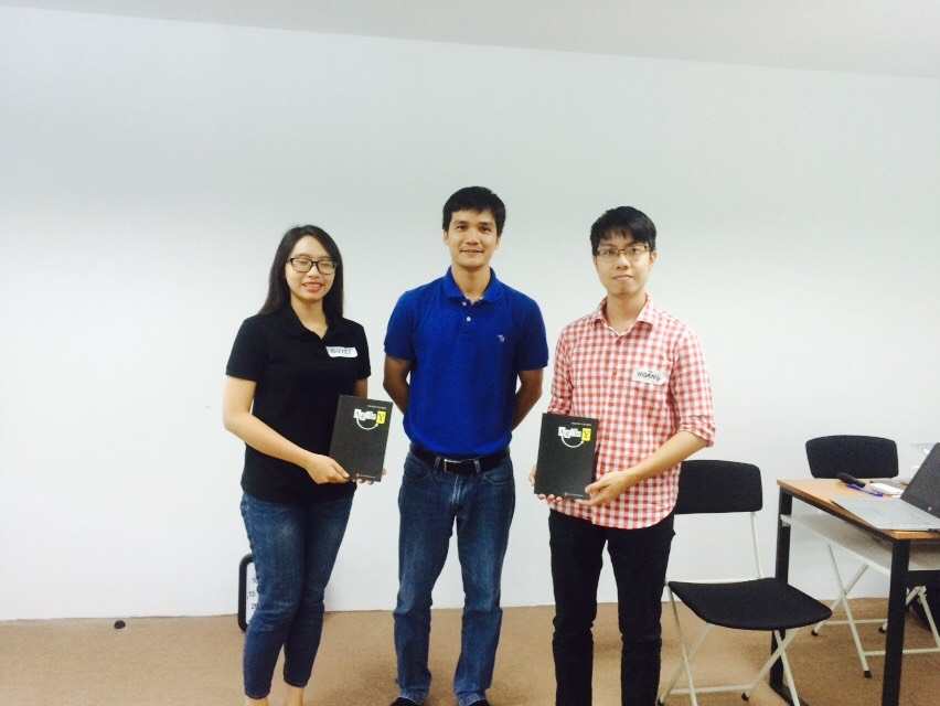 Huấn luyện viên Nguyễn Văn Hiển- tác giả cuốn sách Agile Y trao quà tặng cho học viên có kết quả bài thi cao nhất