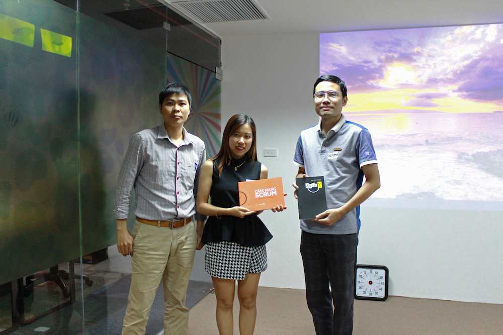 Anh Phạm Anh Đới- Giám đốc Học viện Agile trao quà cho hai học viên hoàn thành bài thi tốt nhất